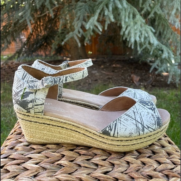 New Toms Black & White Graphic Upper, Peep Toe  Espadrille Wedge Platform Sandal - Picture 9 of 9